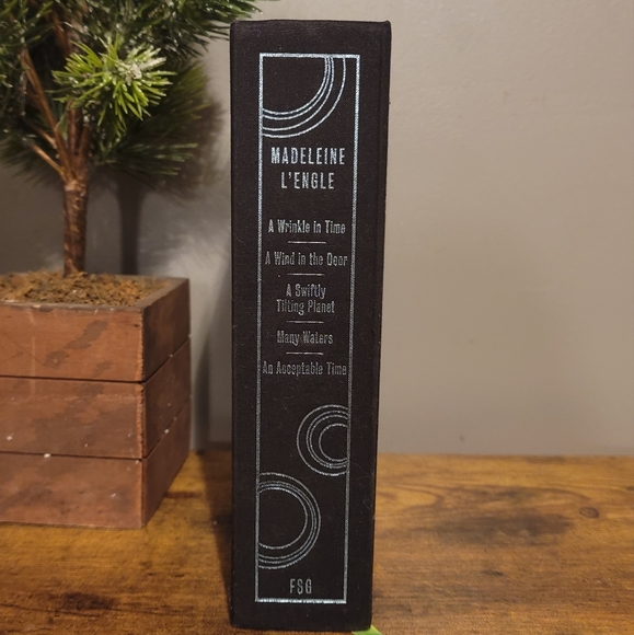 The Wrinkle In Time | By Madeleine L'Engle Limited Edition Quintet Box Set - Picture 4 of 12
